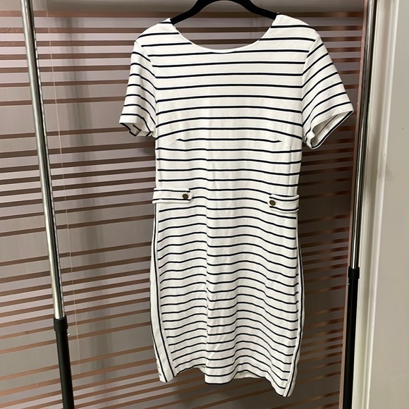 Banana Republic Dresses & Skirts - Lovely size 12 petite banana republic dress fully lined black/white